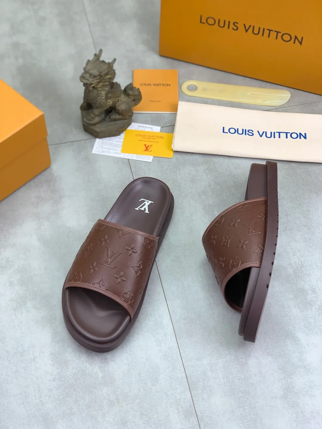 Men's shoes 💰P300💰【New style】🆘 Original quality 【LOUIS VUITTON】The popular Louis Vuitton LV men's slippers on the official website are on sale simultaneously! Original fabric imported from Italy, original factory special supply, code number: 38-44 (45 customized), many colors available